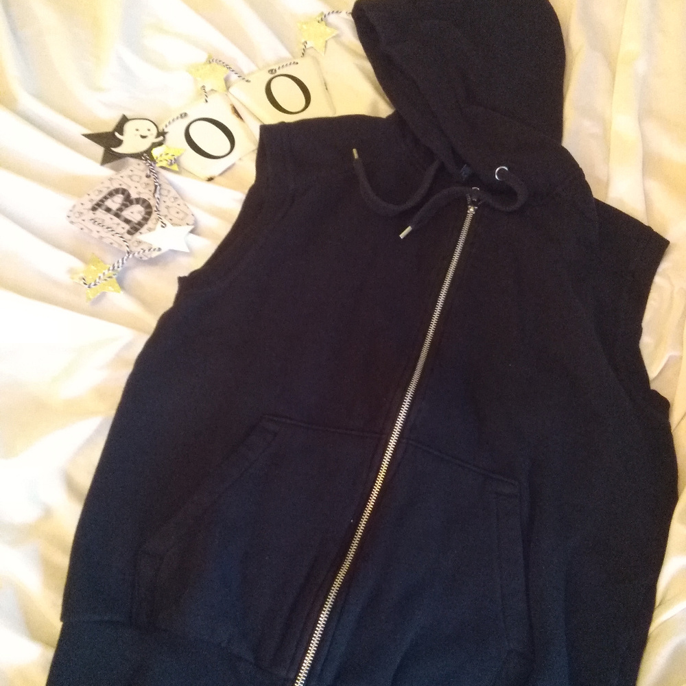 H & M sleeveless, zip, black hoodie - Picture 3 of 8